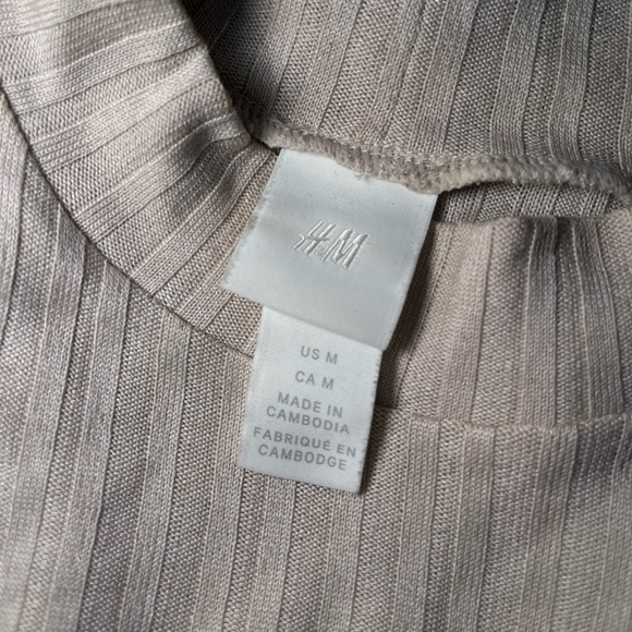 H&M - Ribbed Short Sleeve Mock-Neck Shirt - Picture 2 of 3